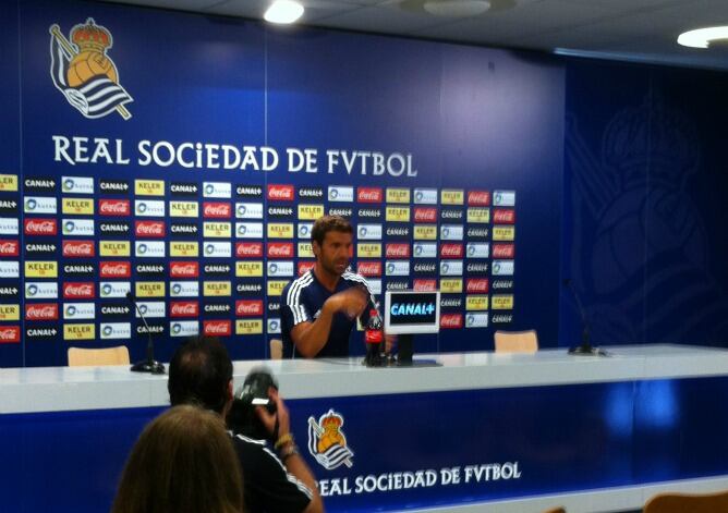 Xabi Prieto comparece ante los medios en Zubieta con la nueva equipación de entrenamiento.