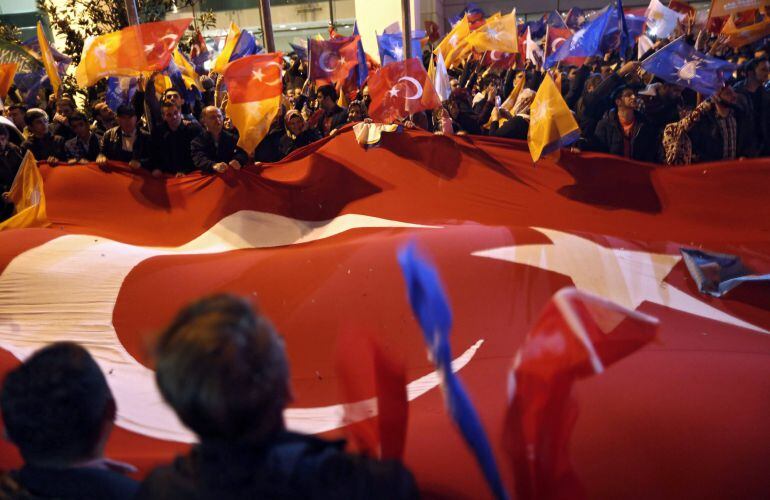 ANK01. Ankara (Turkey), 01/11/2015.- Supporters of Justice and Development Party (AKP) celebrate after hearing the early results of the general elections in front of the party&#039;s office in Istanbul, Turkey, 01 November 2015. Early results in Turkey&#039;s gener