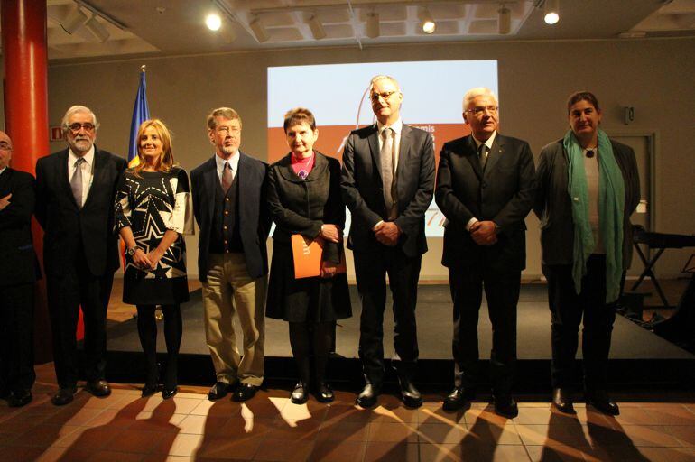 La ministra de cultura andorrana, el conseller de cultura de la Generalitat i el director de la fundació Ramon Llull amb els guardonats de la quarta edició.