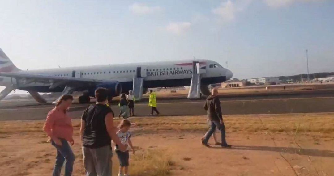 Imagen de la evacuación del avión de British Airways que protagonizó un incidente en el aeropuerto de Manises, tomada por uno de los pasajeros 