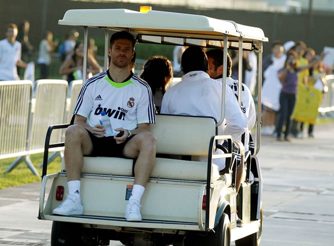 Xabi Alonso, camino al entrenamientos en Los Angeles