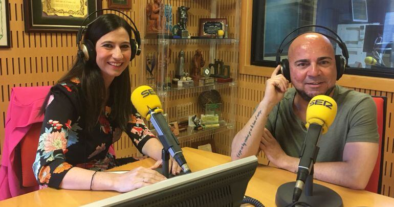 Nuria Sánchez Gey y Luis Rodríguez, en los estudios de Radio Cádiz