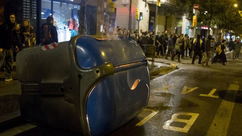 Choque entre manifestantes y policías en el barrio de Gracia, en Barcelona, ​​tras el desalojo un edificio que pertenecía a un banco, el 25 de mayo de 2016.