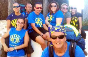 El caminante Pepe Tonda junto a su hija, su esposa y sus amigos en el camino que finalizó en Fisterra,