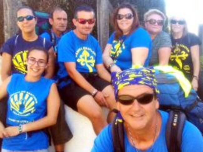 El caminante Pepe Tonda junto a su hija, su esposa y sus amigos en el camino que finalizó en Fisterra,