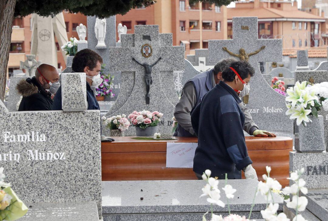 Entierro de una víctima del coronavien el Cementerio Parroquial Nuestra Señora La Antigua, hoy domingo en el madrileño distrito de Vicálvaro. Un total de 20.453 personas han fallecido por coronavirus en España, lo que supone un incremento de 410 muertes en las últimas 24 horas; la cifra de 410 fallecidos es la más baja en casi un mes. 