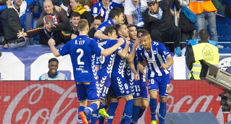 Los jugadores del Alavés festejan el tanto de Deyverson