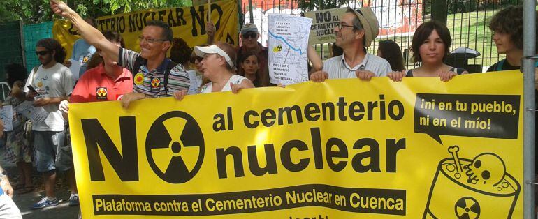 El colectivo antinuclear de Cuenca se manifiesta este lunes en Madrid.