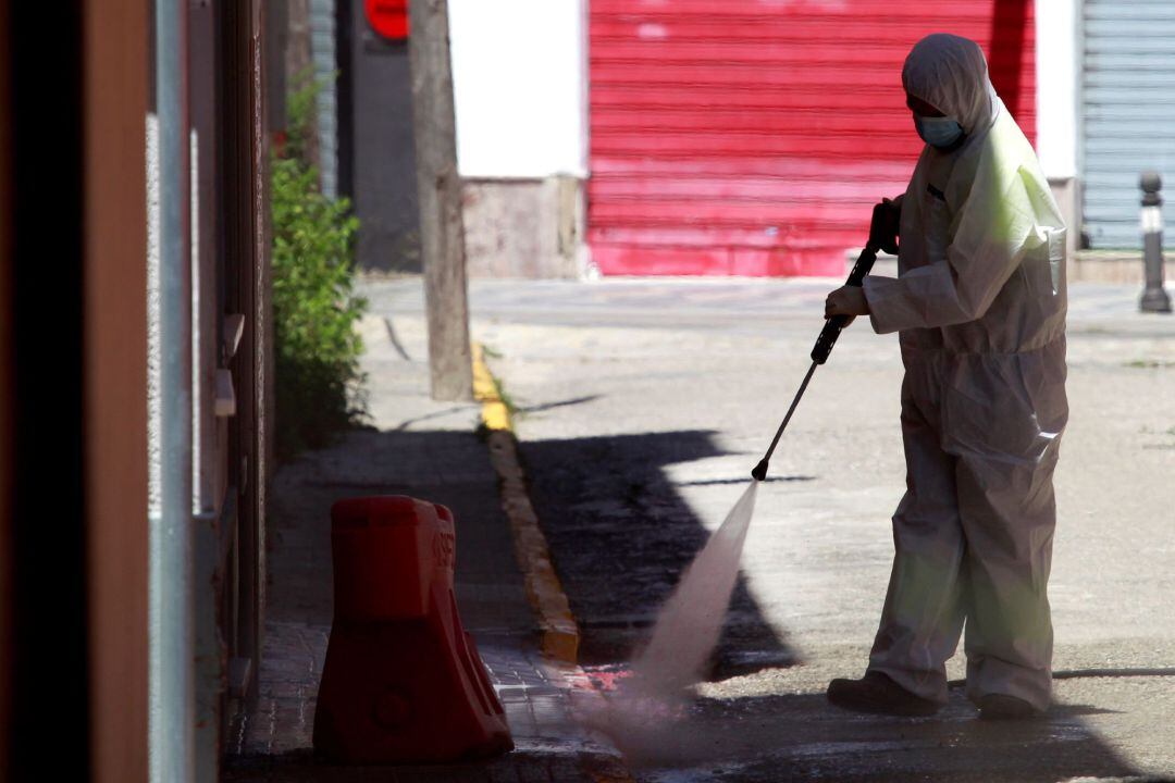  Un operario del Ayuntamiento realiza labores de desinfección en el exterior del hostal Zagora en Algeciras (Cádiz)