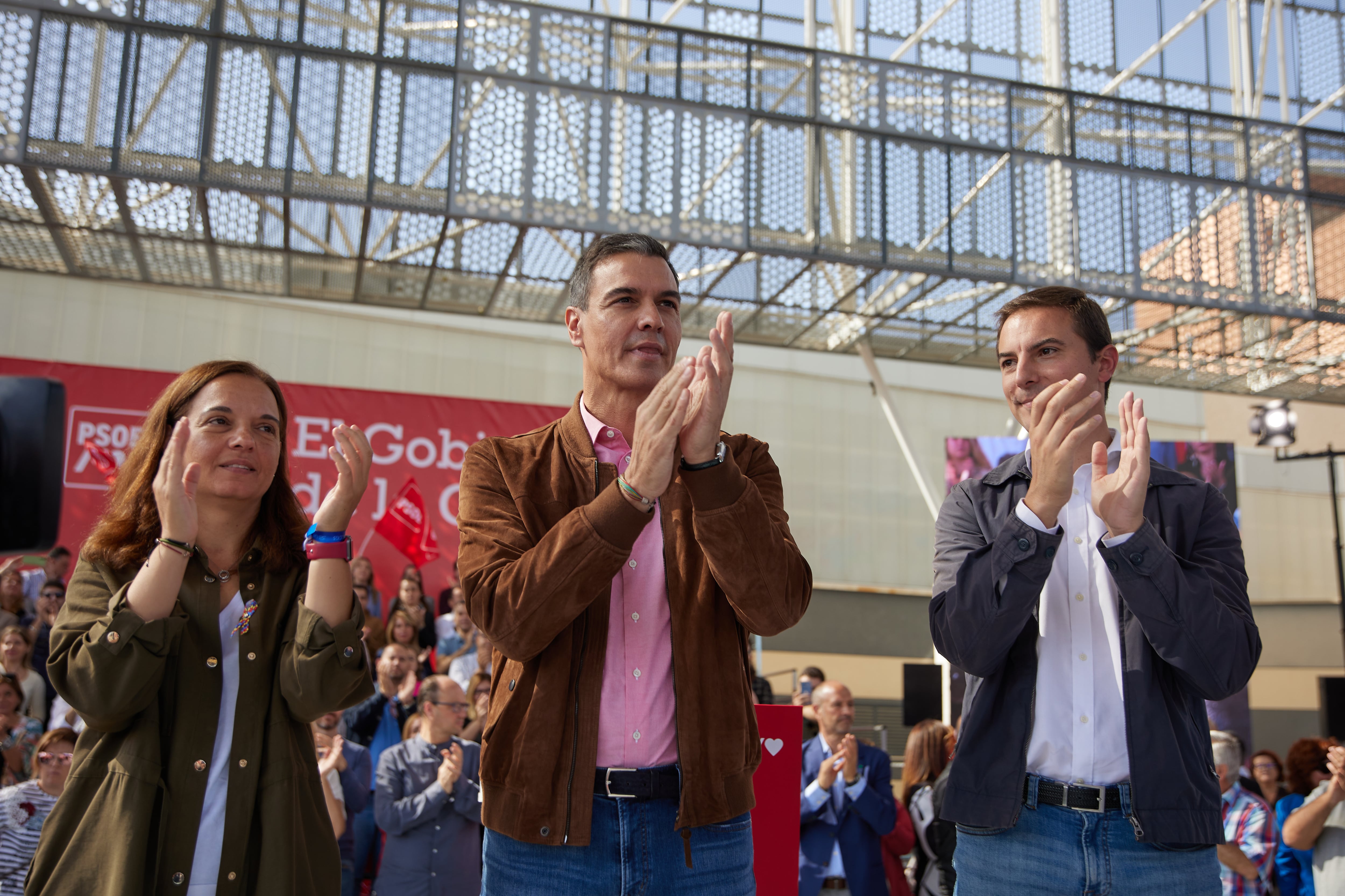 Pedro Sánchez, en un acto del PSOE celebrado el pasado mes de octubre de 2022 en Getafe, junto a la alcaldesa Sara Hernández y el portavoz socialista en la Comunidad de Madrid, Juan Lobato