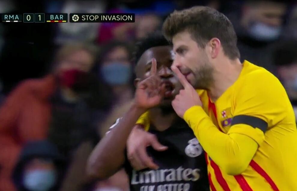 Vinícius y Piqué, durante el partido