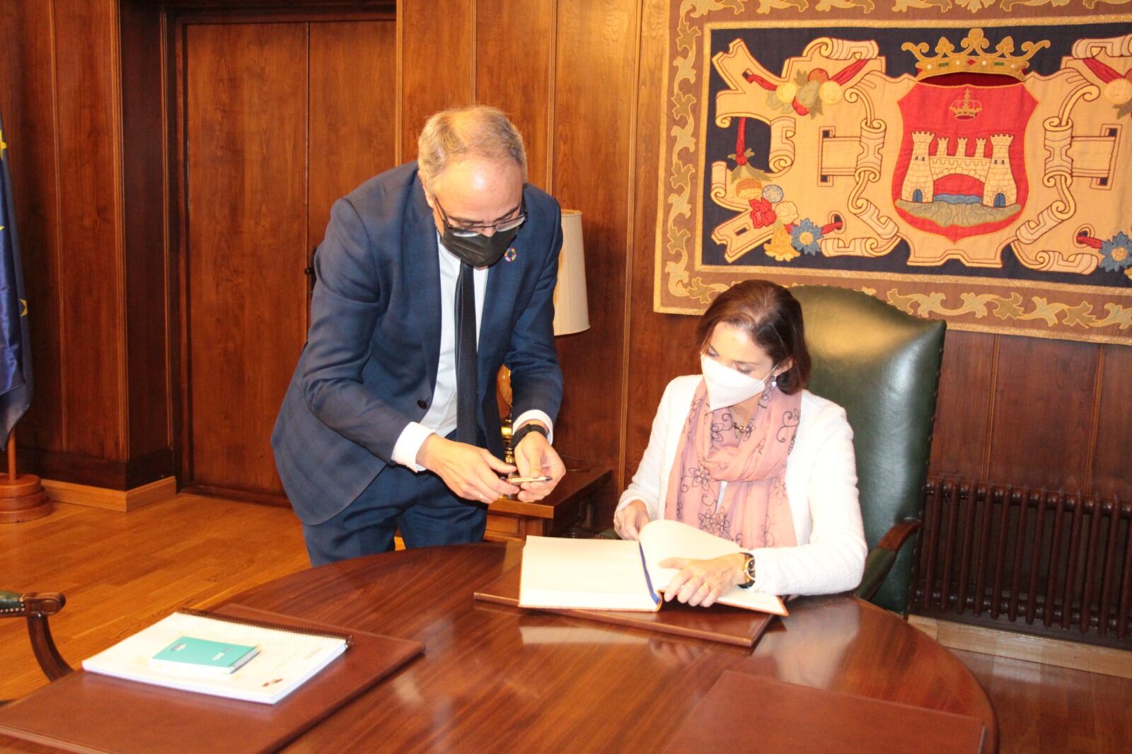 Reyes Maroto firma el libro de honor de Ponferrada