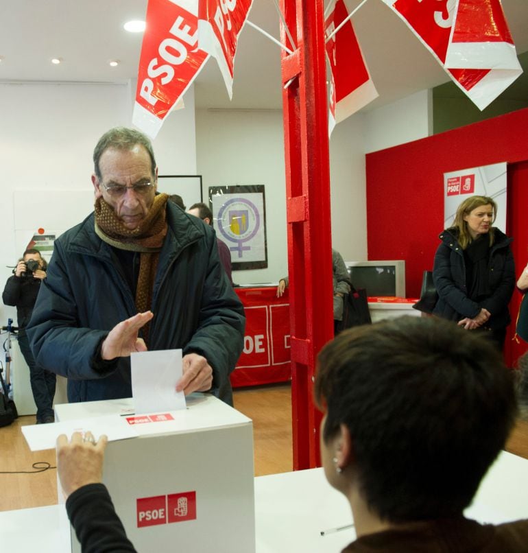 Un militant del PSOE vota en la consulta per donar suport o no al pacte proposat pels socialistes amb altres forces per formar govern, el 27 de febrer de 2016. Pla americà. (horitzontal)