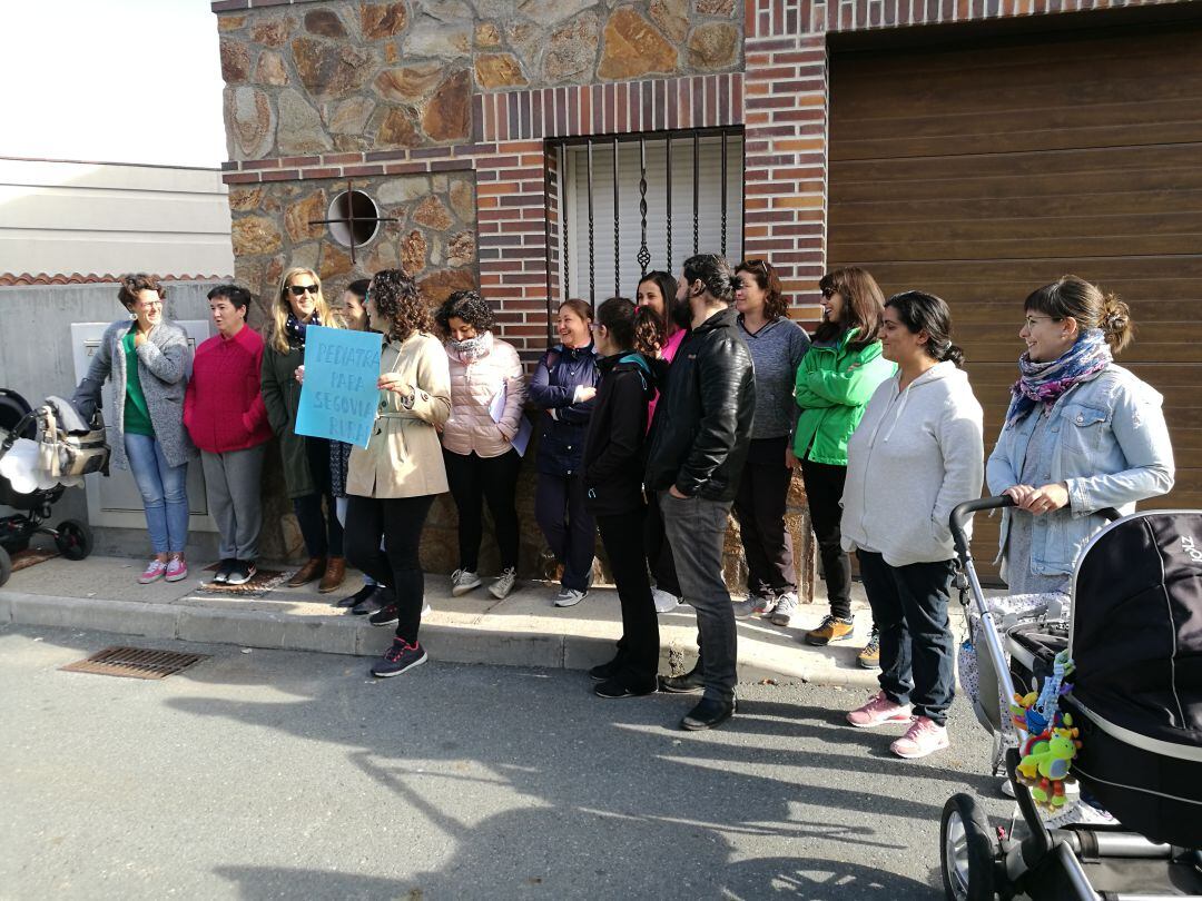 Varios padres y madres de Otero de Herreros protestaron el pasado mes de octubre durante la visita del presidente Fernández Mañueco 