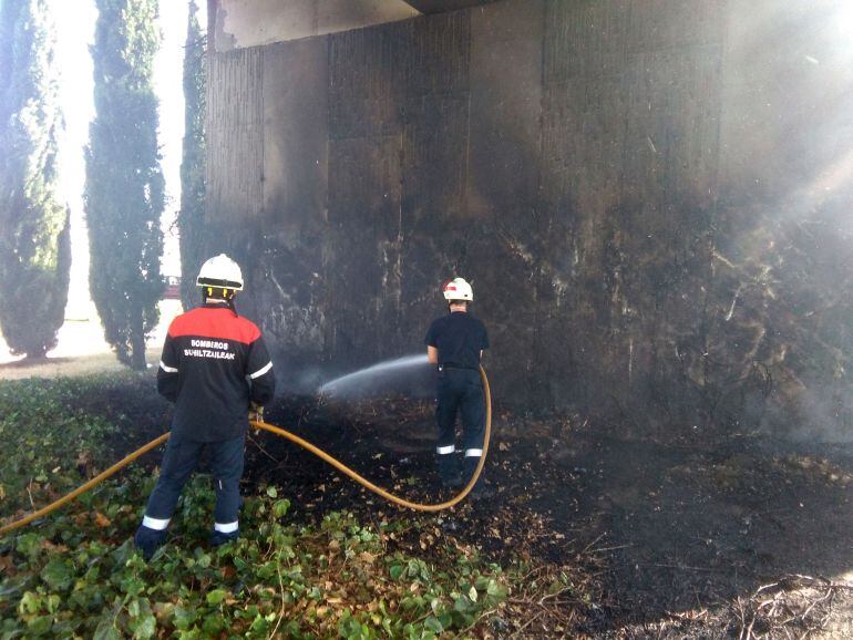 Los bomberos apagan las llamas en el incendio provocado por otro cigarro en las inmediaciones de la gasolinera del parque Galaria