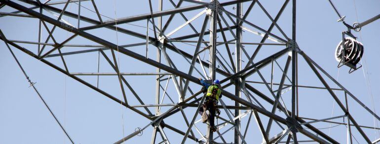 En aquestes torres tan grans de la MAT, hi penja la línia de 400 Kv i altres de menors.