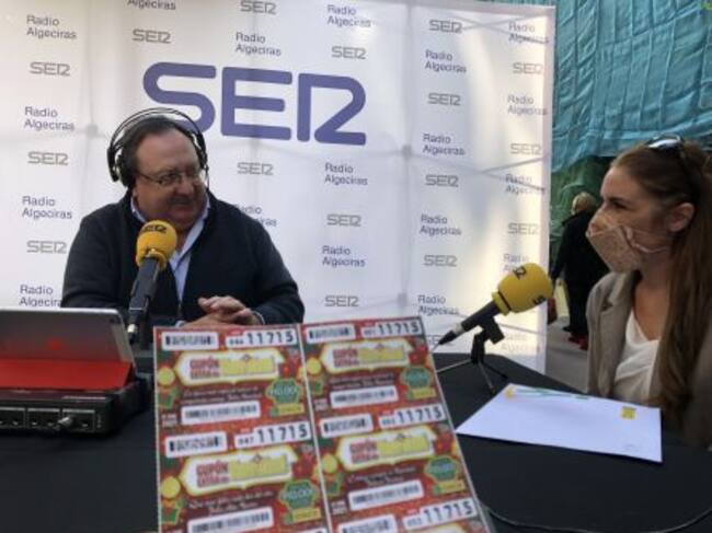 La directora de ONCE en Algeciras, Gema Valderrama, entregaba 20 cupones pra la Campaña Navidad con Amor.