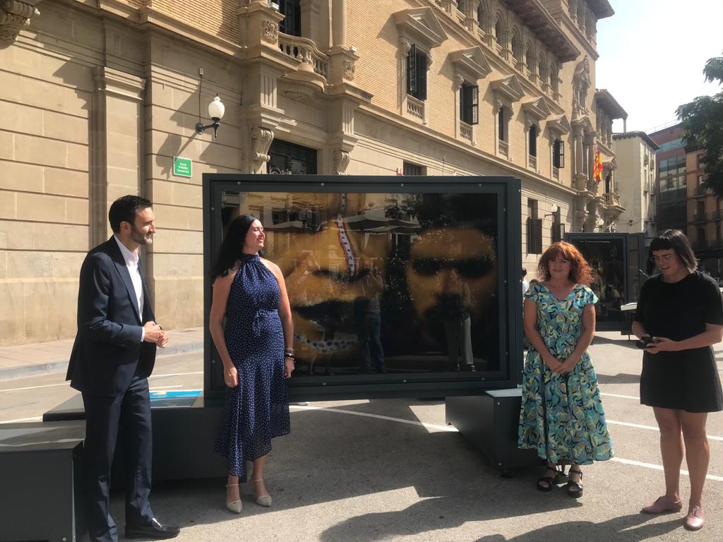 La alcaldesa de Huesca junto a responsables de la Fundación La Caixa en la inauguración de la muestra &quot;Colores del mundo&quot;