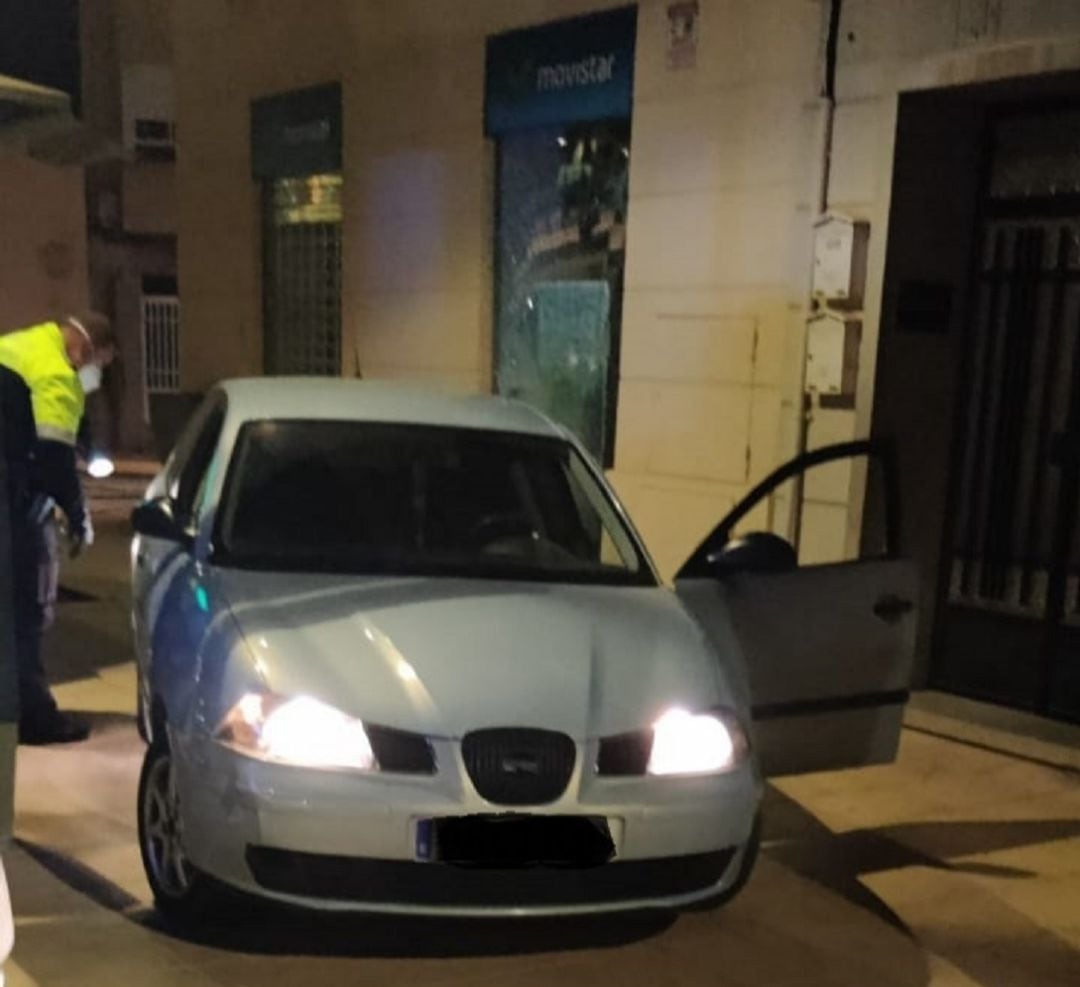 La Policía Local aborta un intento de robo por alunizaje en un céntrico comercio de telefonía móvil gracias a la colaboración ciudadana.