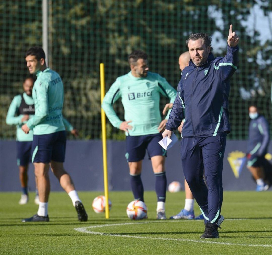 El entrenador del Cádiz, Sergio González, da indicaciones a los jugadores del equipo amarillo durante un entrenamiento.