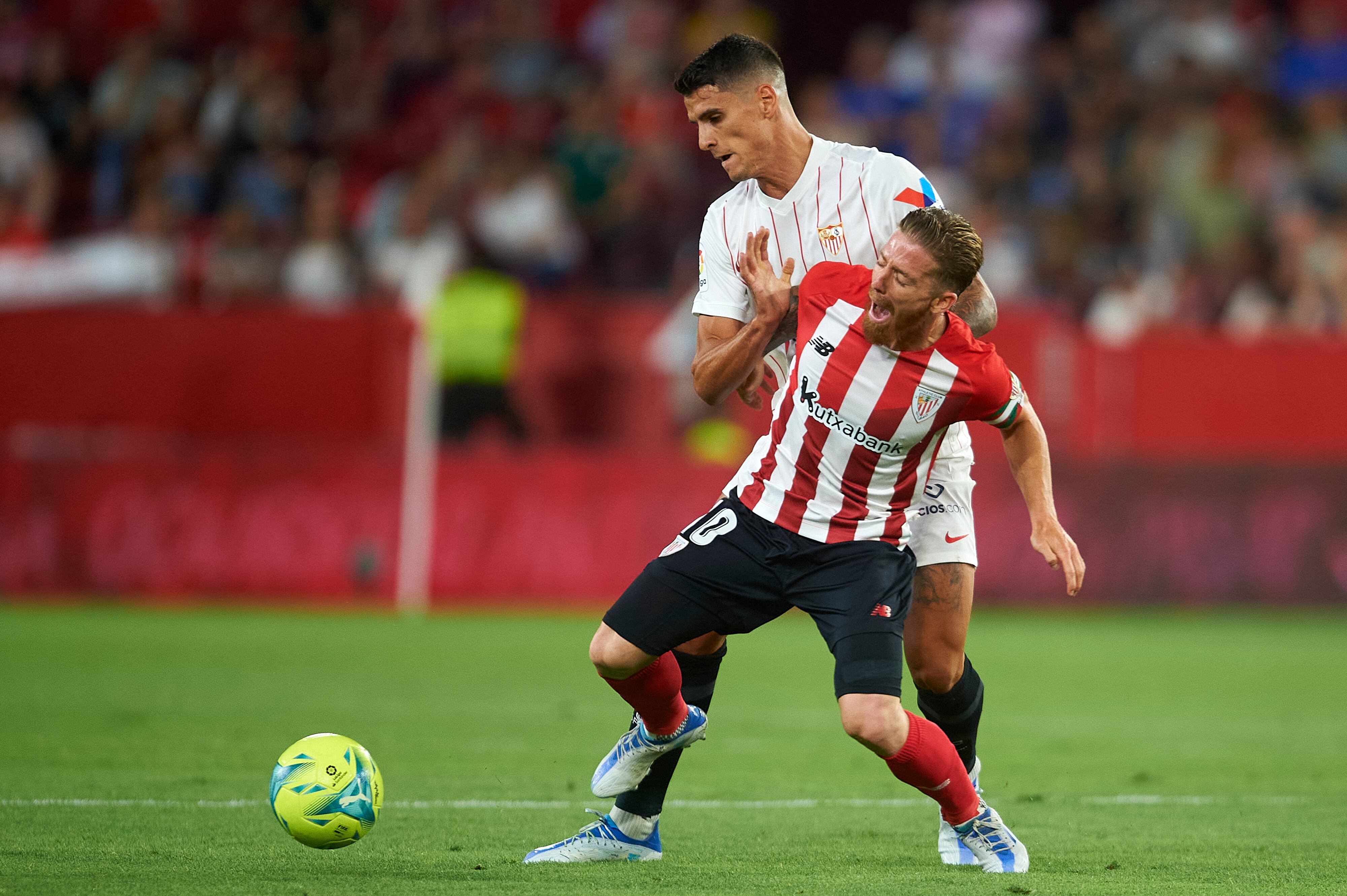 Iker Muniain pelea con Lamela por el balón