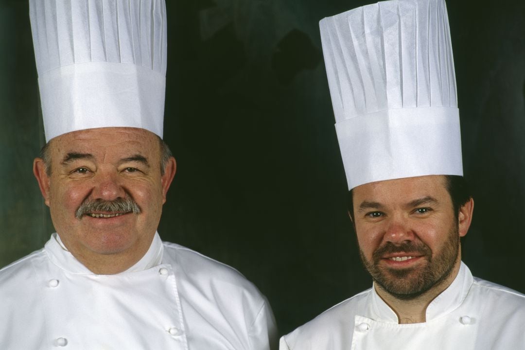 El chef francés Pierre Troisgros (i), junto a su hijo Michel en el restaurante La Maison Troisgros (Roanne).