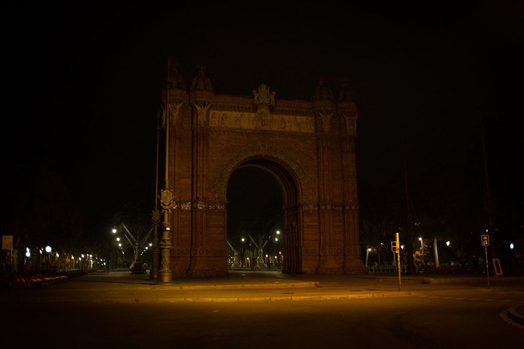 Zona del Arc de Triomf vacía al inicio del toque de queda (Archivo)