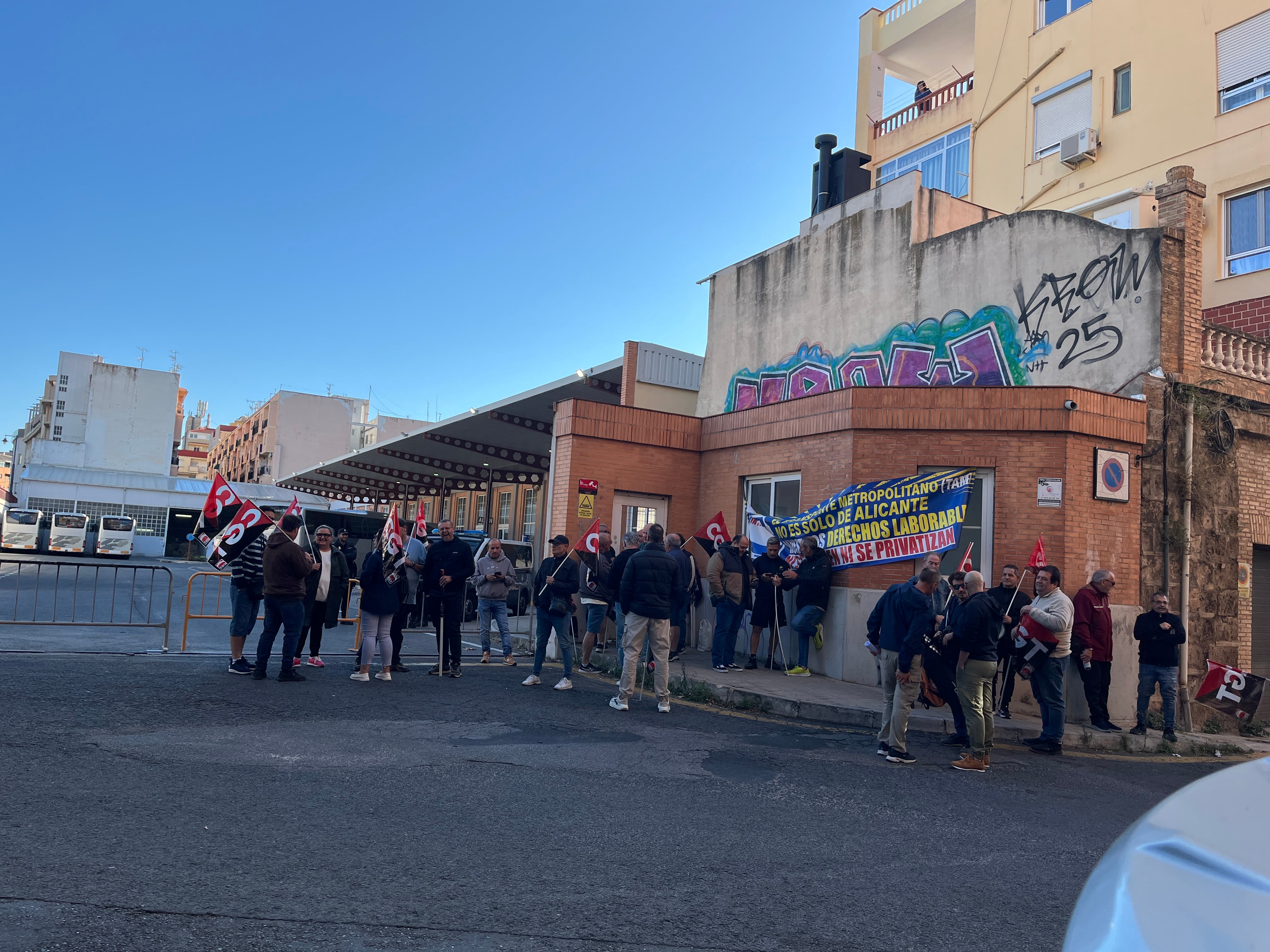 Huelga trabajadores de Autobuses La  Alcoyana a las puertas de la estación de Alcoy
