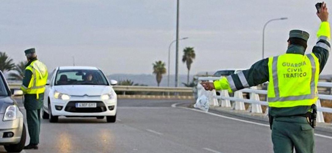 Control de Guardia Civil de Tráfico.