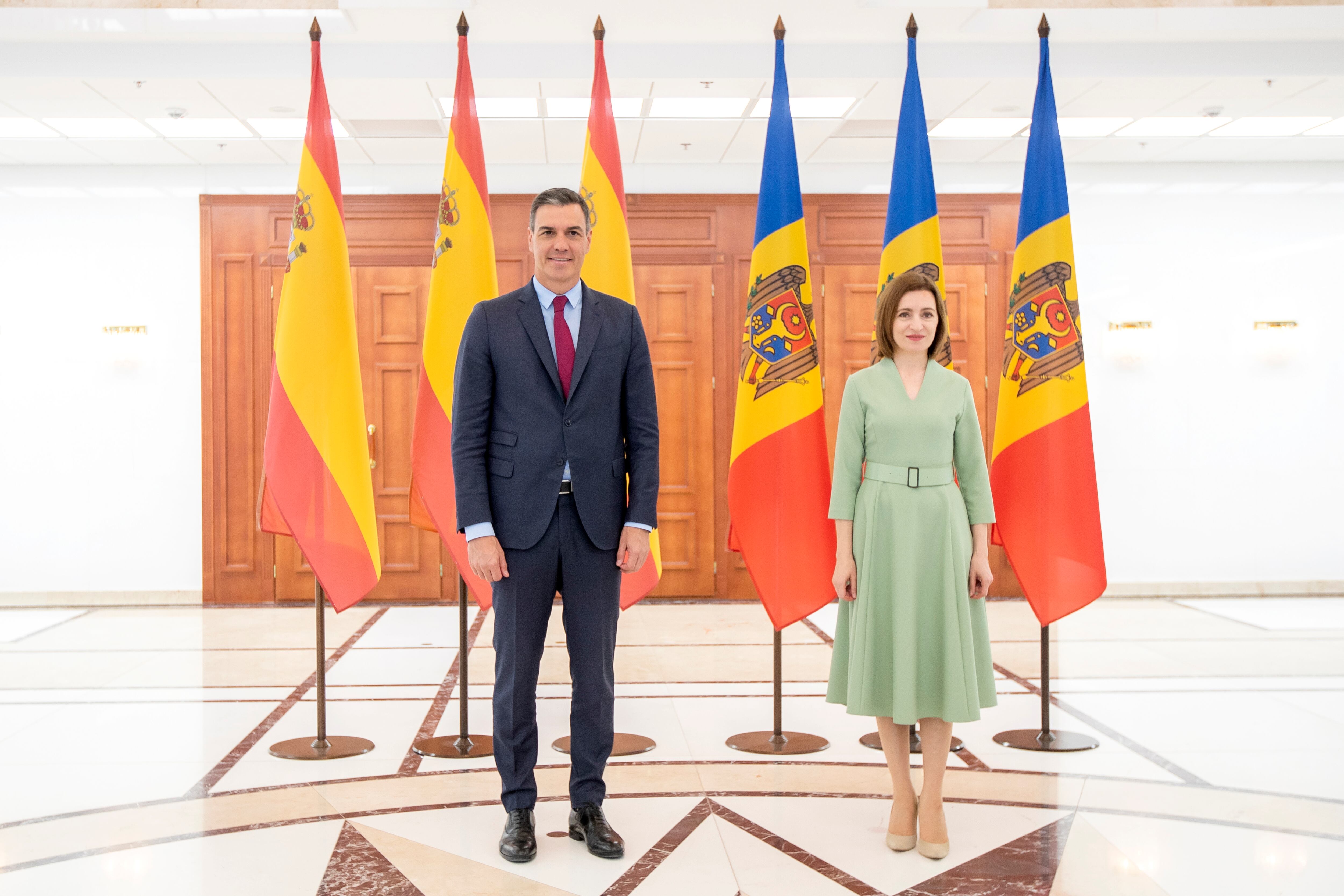 El presidente del Gobierno, Pedro Sánchez, junto a su homóloga moldava, Maia Sandu, en Chisinau