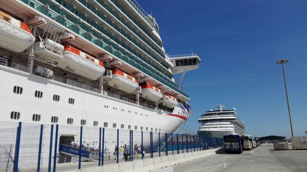 Cruceristas embarcando en el Puerto de Alicante. Foto de archivo.