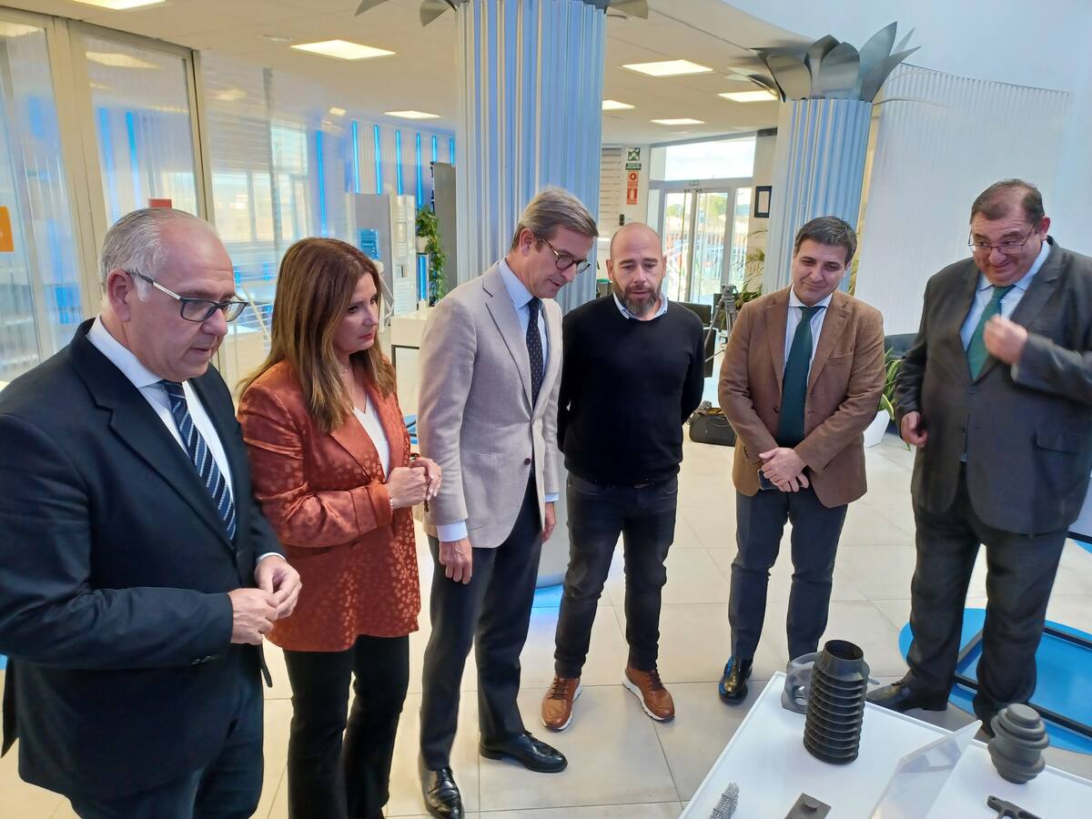 Jorge Paradela: "Se están realizando actuaciones de relevancia que van a cambiar la cara a la industria de Linares"