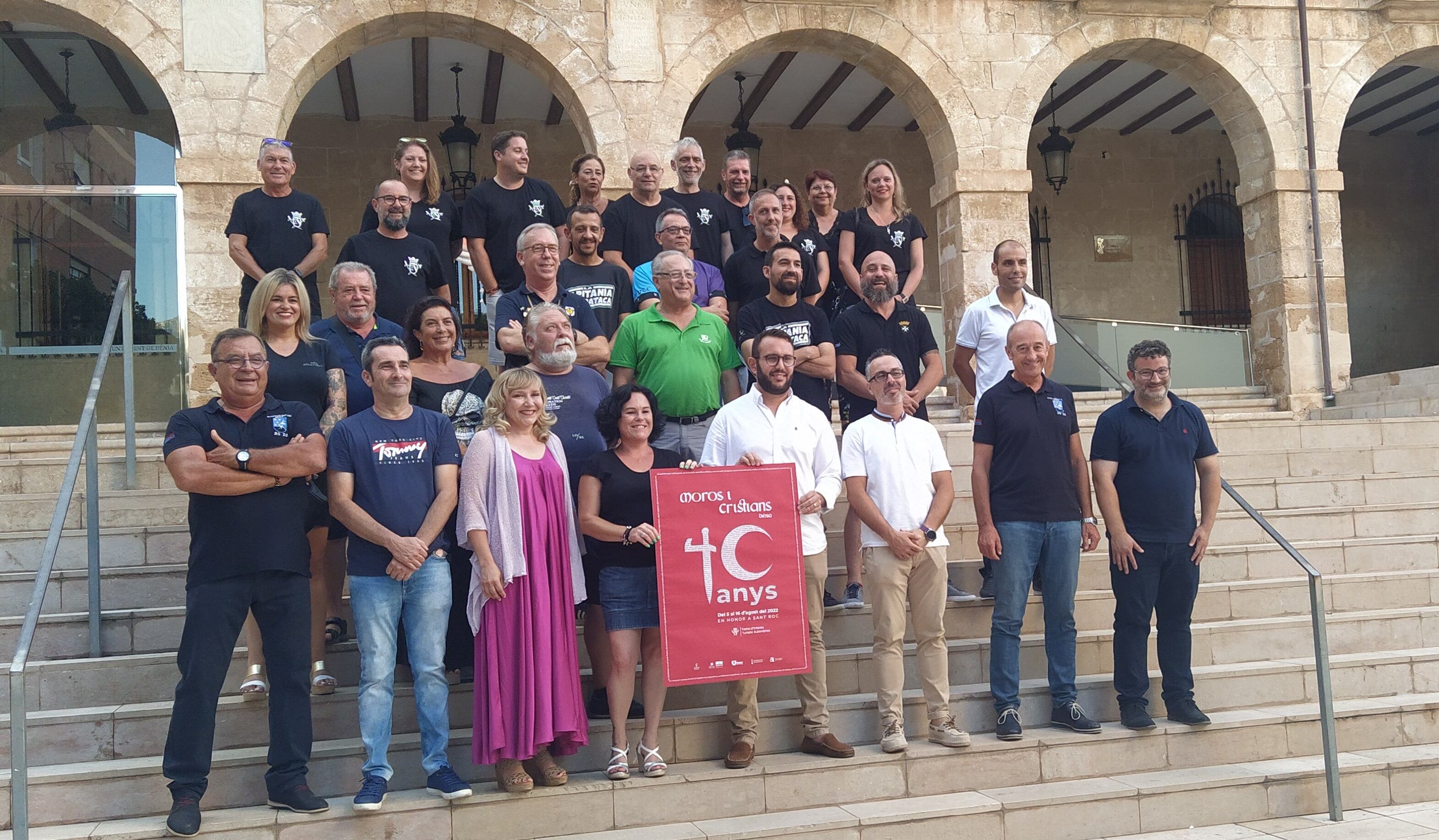 Foto de familia, tras la presentación del programa y cartel de Moros i Cristians 2022.