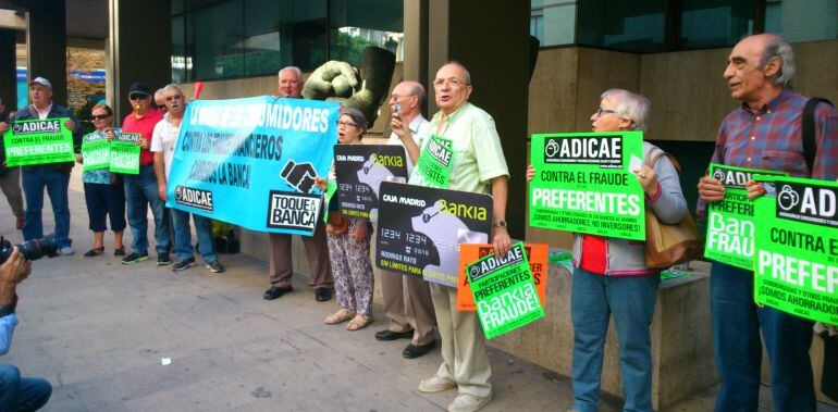 Una veintena de miembros de Adicae se manifiesta ante Bankia en Valencia con motivo del Día Mundial del Ahorro