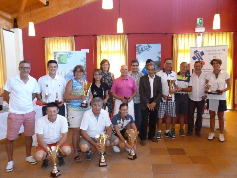 Los ganadores del Torneo de golf de la Hermandad de Donantes de Sangre en Pedrajas.