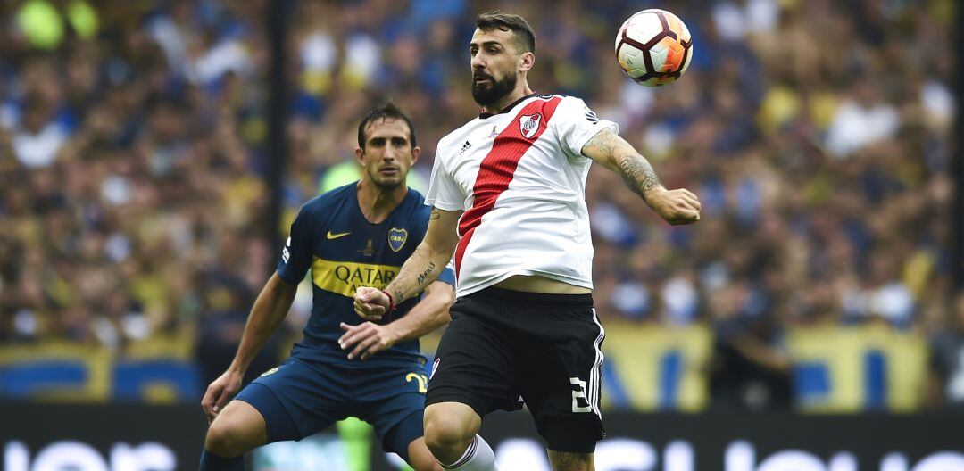 Lucas Pratto trata de controlar la pelota ante Jara