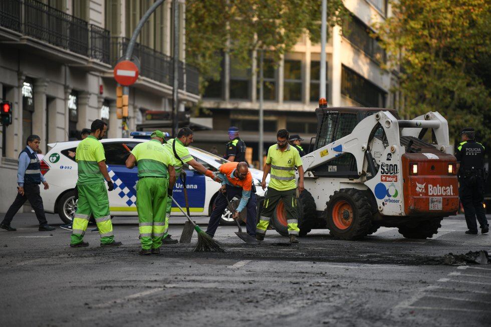 Miembros del servicio de limpieza trabajando en las calles de Barcelona. 