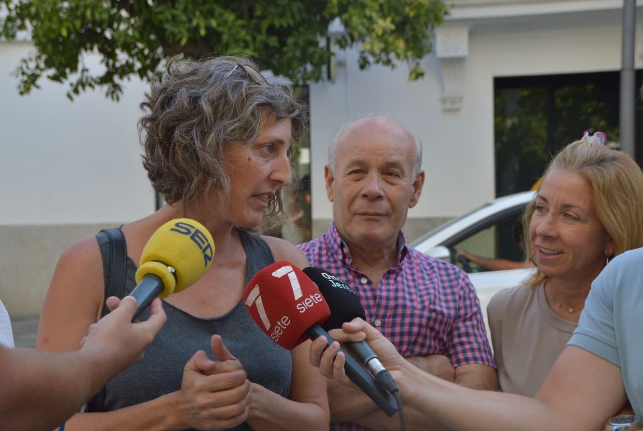 Kika González de Ganemos Jerez junto a Joaquín enfrente de la Caixa de Santo Domingo, antes de la comparecencia con el banco para intentar frenar el desahucio