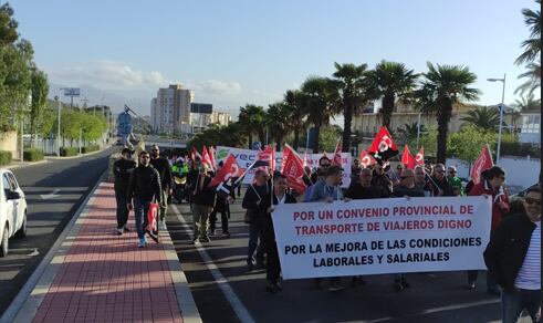 Conductores de La Alcoyana, servicio interurbano de bus en Alicante, en un momento de la manifestación por la avenida de Dénia