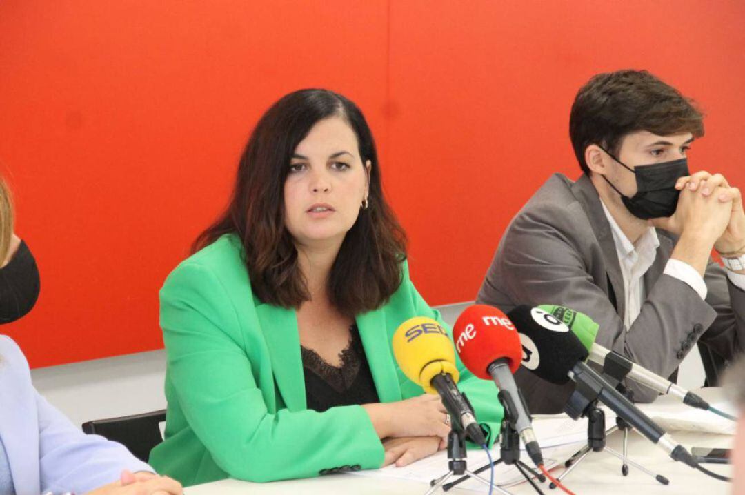 Sándra Gómez en una rueda de prensa del PSPV-PSOE València