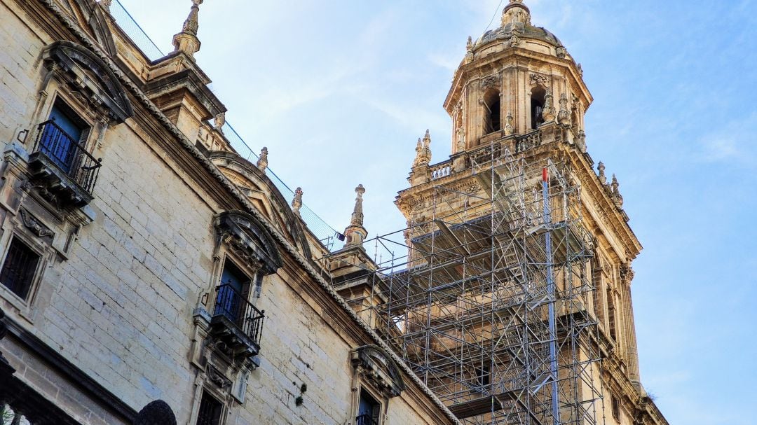 Andamios colocados para la intervención en la Catedral de Jaén.