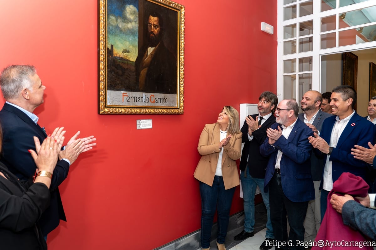 El retrato de Fernando Garrido ya ocupa un lugar en el Palacio Consistorial de Cartagena.