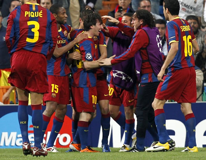 El delantero argentino del FC Barcelona Lionel Andrés Messi (c) celebra su gol, primero de su equipo, con sus compañeros, durante el partido, correspondiente a la ida de la semifinal de la Liga de Campeones, que Real Madrid y FC Barcelona disputan esta no