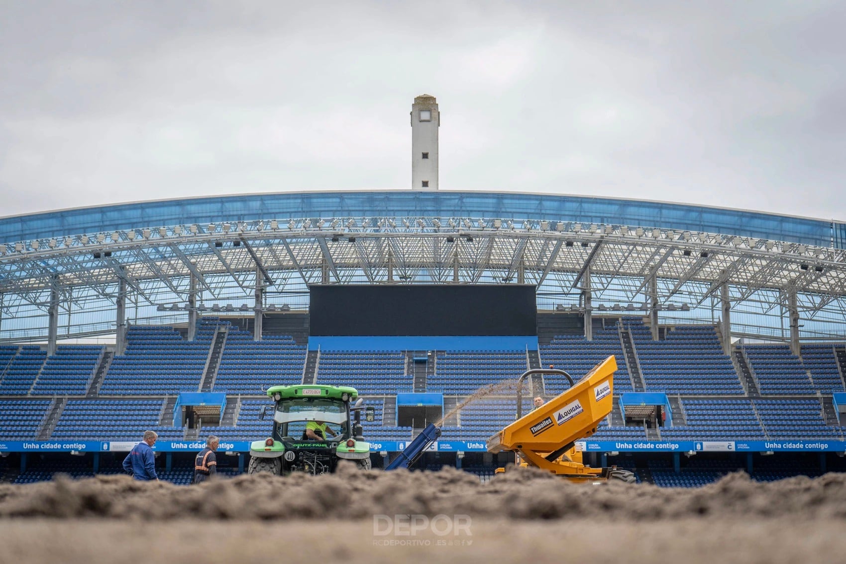 Colocación de nuevo césped en el campo de fútbol de Riazor