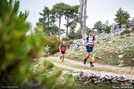 Corredores por un camino de la Sierra de Segura