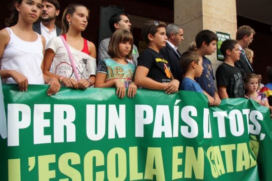 Concentració a la plaça de l&#039;Ajuntament de Tortosa en defensa del model d&#039;immersió lingüística a les escoles.