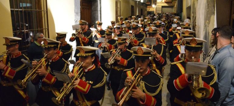 La banda Arroquia Martínez recorriendo las calles de Motril