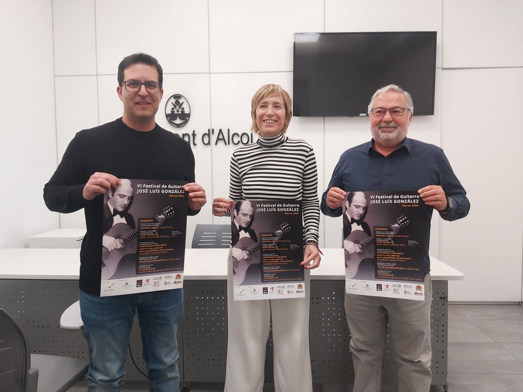 La concejal de Cultura y los componentes de la Asociación de Amigos de la Guitarra José Luis González con los carteles del evento