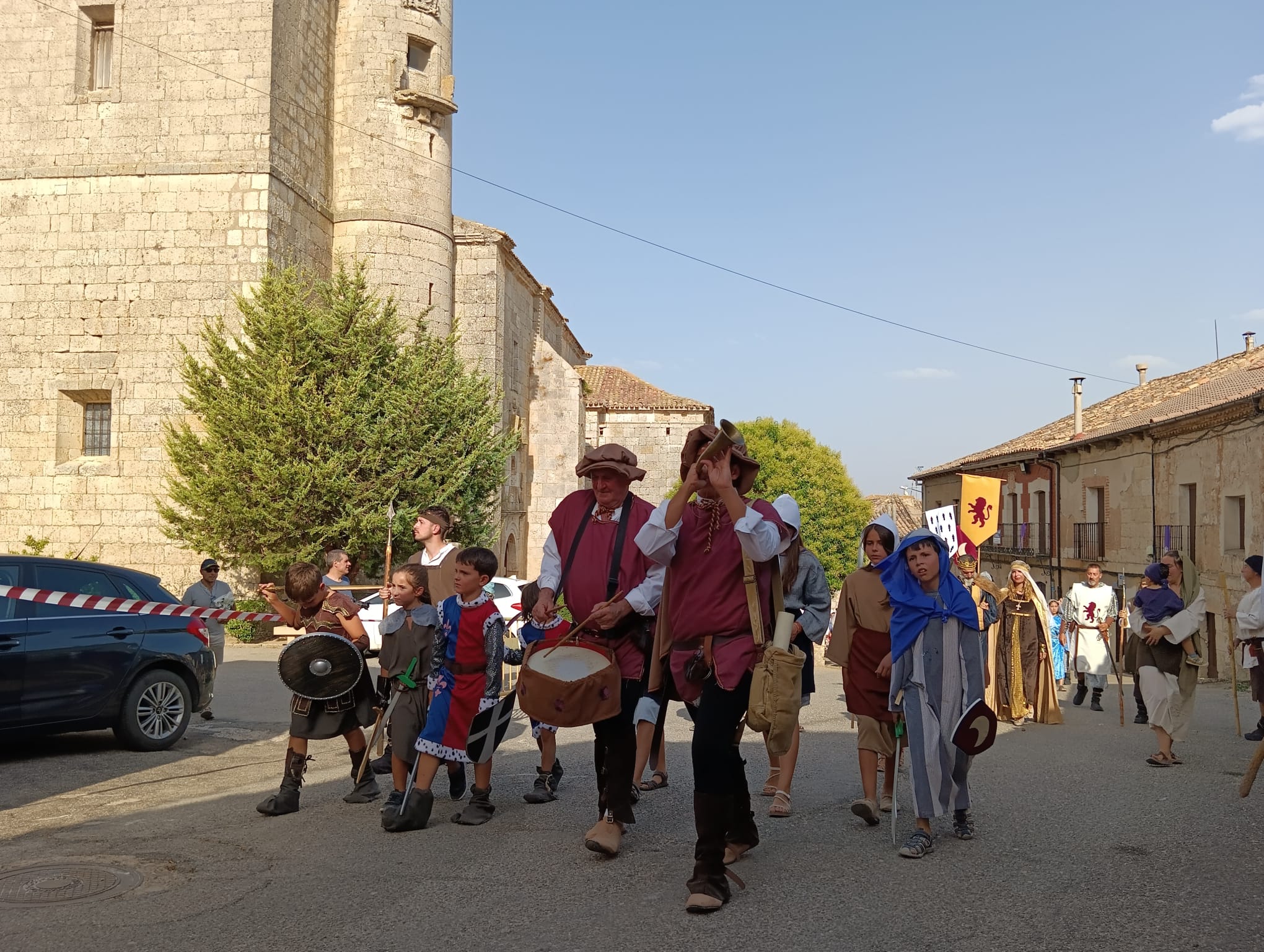 El desfile pasa por la iglesia