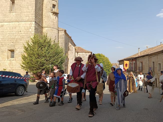 El desfile pasa por la iglesia